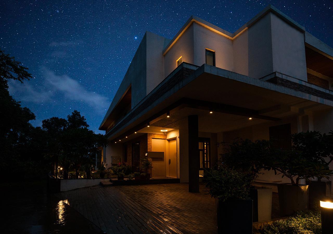 Villa 41 By Stayvista - A Chic Retreat With A Pool, Poker Table, And A Theater Room Lonavala Exterior foto